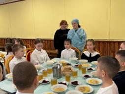 В целях мониторинга организации горячего питания школьников организовано  еженедельное дежурство со стороны родительской общественности в школьной столовой.( 28.01.2026)