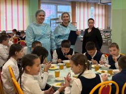 В целях мониторинга организации горячего питания школьников организовано  еженедельное дежурство со стороны родительской общественности в школьной столовой.( 12.11.2025)