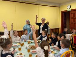 В целях мониторинга организации горячего питания школьников организовано  еженедельное дежурство со стороны родительской общественности в школьной столовой.( 22.10.2025)