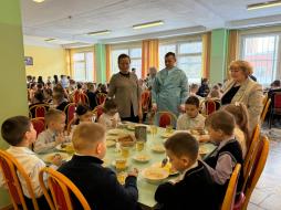 В целях мониторинга организации горячего питания школьников организовано  еженедельное дежурство со стороны родительской общественности в школьной столовой.( 11.03.2026)