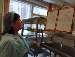 В целях мониторинга организации горячего питания школьников организовано  еженедельное дежурство со стороны родительской общественности в школьной столовой.( 20.01.2026)