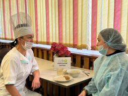 В целях мониторинга организации горячего питания школьников организовано  еженедельное дежурство со стороны родительской общественности в школьной столовой.( 23.12.2025)