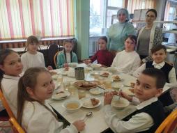 В целях мониторинга организации горячего питания школьников организовано  еженедельное дежурство со стороны родительской общественности в школьной столовой.( 12.02.2026)