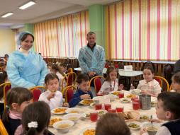 В целях мониторинга организации горячего питания школьников организовано  еженедельное дежурство со стороны родительской общественности в школьной столовой.( 05.12.2025)