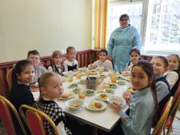 В целях мониторинга организации горячего питания школьников организовано  еженедельное дежурство со стороны родительской общественности в школьной столовой.( 16.01.2026)