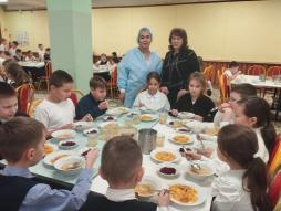 В целях мониторинга организации горячего питания школьников организовано  еженедельное дежурство со стороны родительской общественности в школьной столовой.( 07.11.2025)