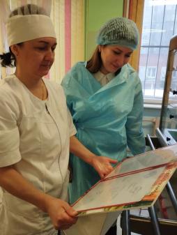 В целях мониторинга организации горячего питания школьников организовано  еженедельное дежурство со стороны родительской общественности в школьной столовой.( 03.04.2026)