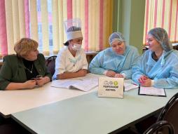 В целях мониторинга организации горячего питания школьников организовано  еженедельное дежурство со стороны родительской общественности в школьной столовой.( 12.11.2025)