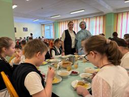 В целях мониторинга организации горячего питания школьников организовано  еженедельное дежурство со стороны родительской общественности в школьной столовой.( 18.02.2026)