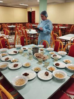 В целях мониторинга организации горячего питания школьников организовано  еженедельное дежурство со стороны родительской общественности в школьной столовой.( 25.11.2025)