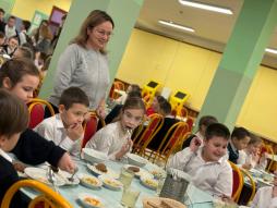 В целях мониторинга организации горячего питания школьников организовано  еженедельное дежурство со стороны родительской общественности в школьной столовой.( 25.11.2025)