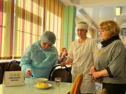 В целях мониторинга организации горячего питания школьников организовано  еженедельное дежурство со стороны родительской общественности в школьной столовой.( 08.04.2026)